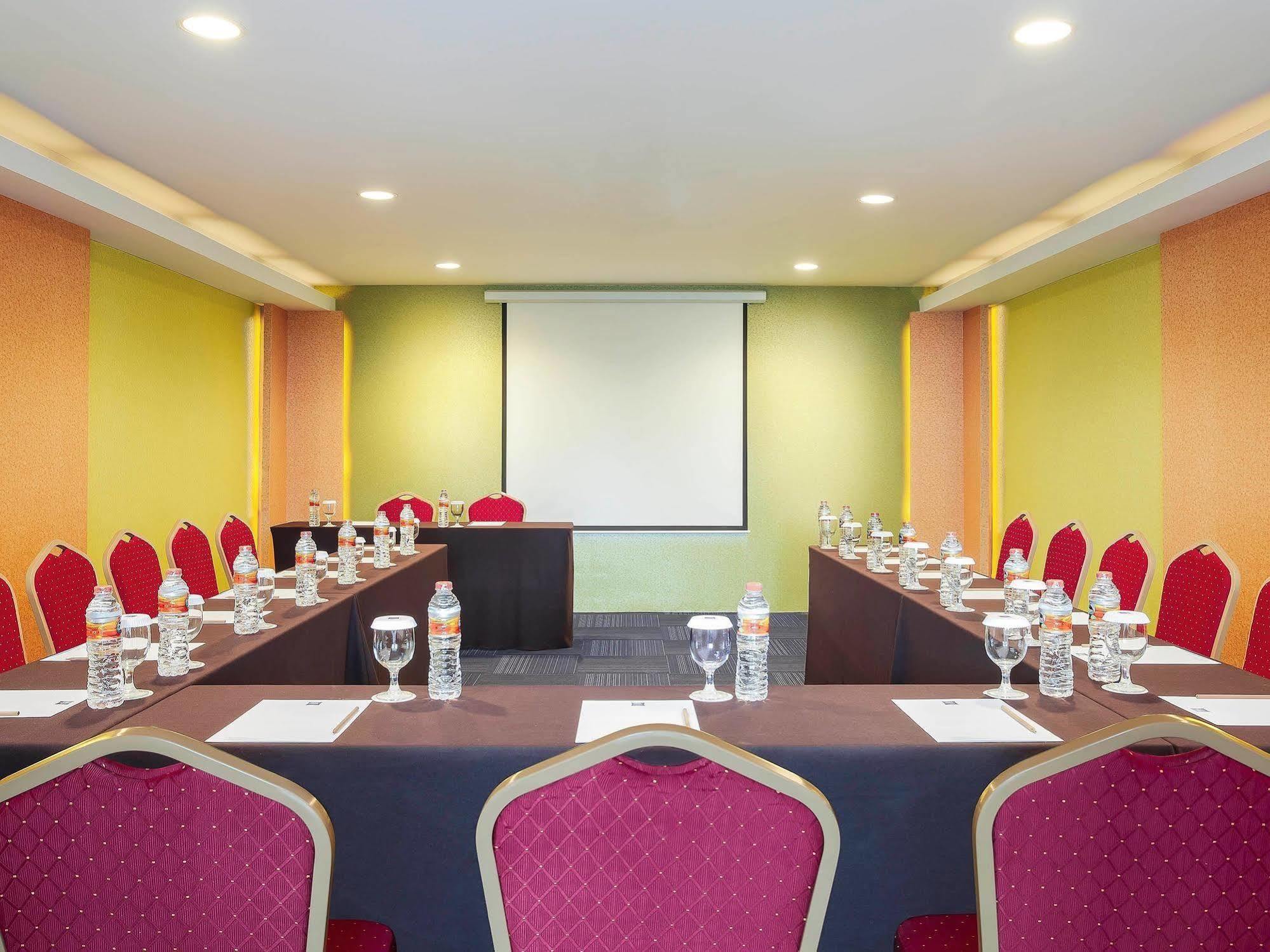 Ibis Budget Semarang Tendean - CHSE Certified Hotel Bagian luar foto