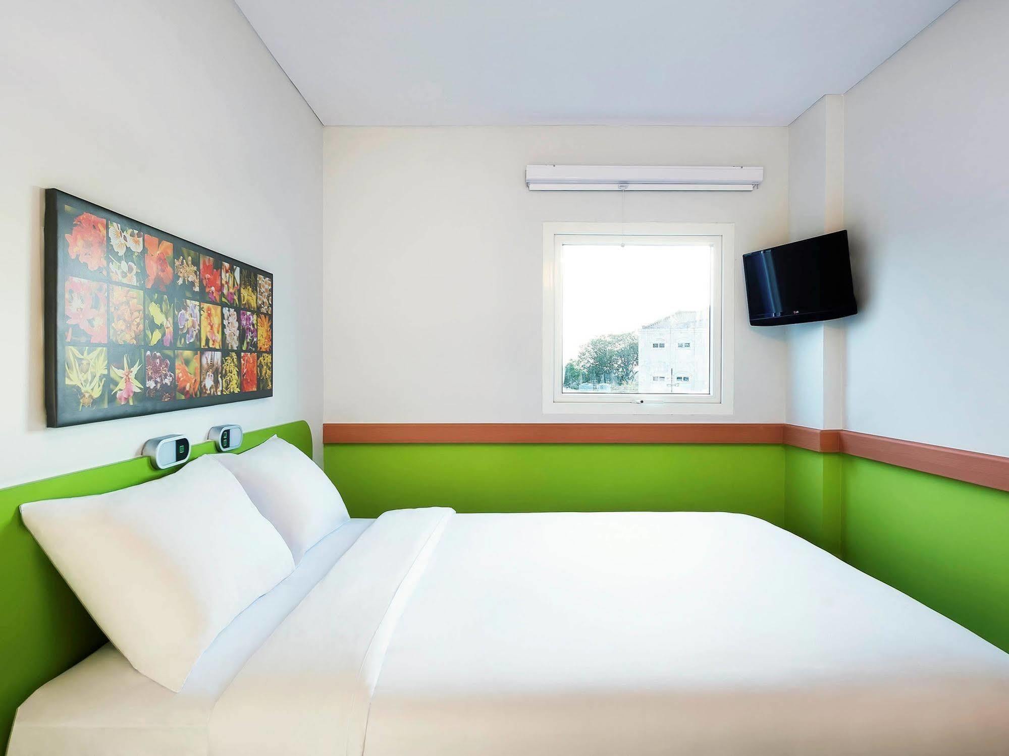 Ibis Budget Semarang Tendean - CHSE Certified Hotel Bagian luar foto