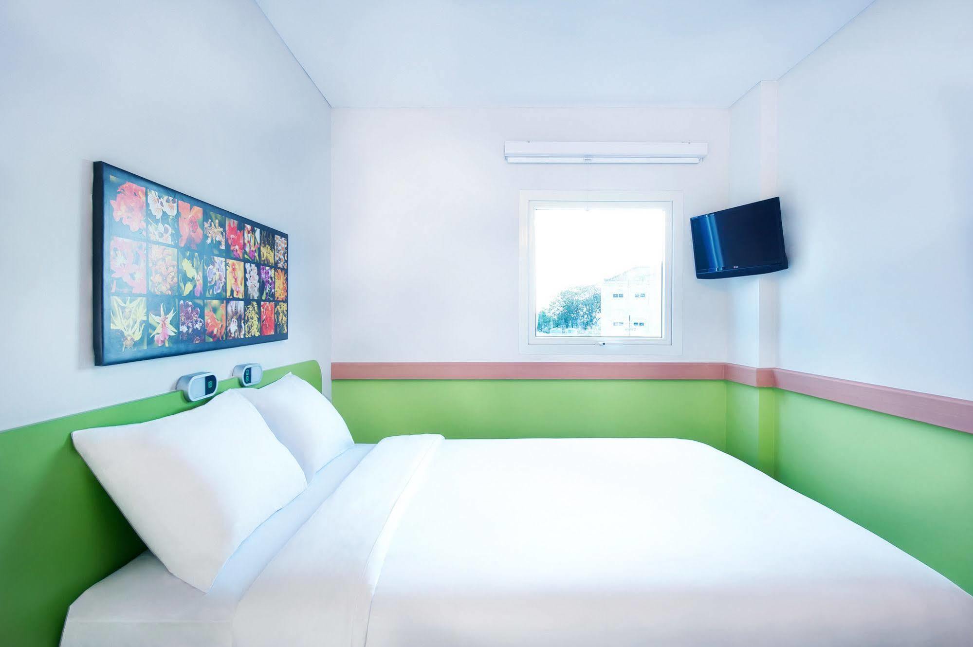 Ibis Budget Semarang Tendean - CHSE Certified Hotel Bagian luar foto